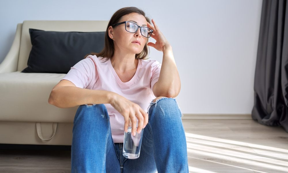 Femme en ménopause apaisée par le Protocole Ménopause Zen